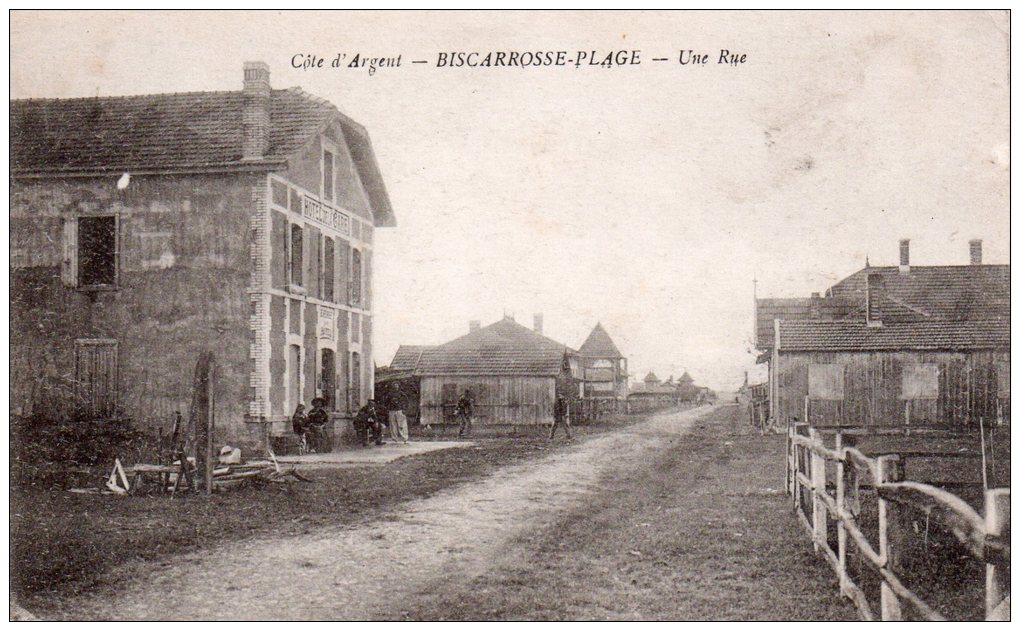 Cpa  40  Biscarrosse-plage , Une Rue..,animations Devant L'hotel De La Gare - Biscarrosse