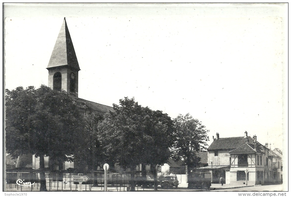 ILE DE FRANCE - 95 - VAL D'OISE - PIERRELAYE - La Place Et L'Eglise - CPSM PF - Pierrelaye