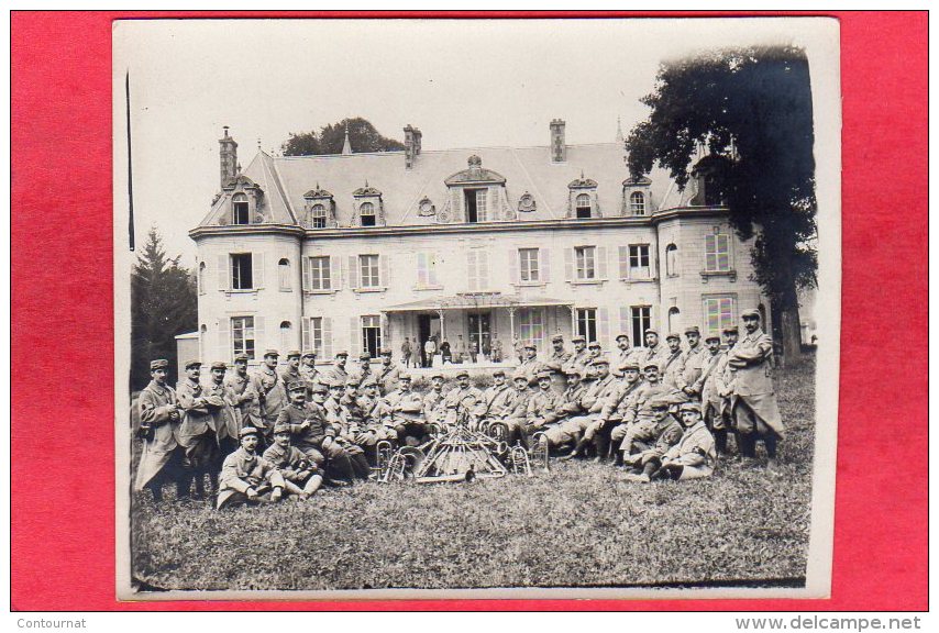 PHOTO  Guerre 14 18 Régiment Musiciens Devant Un Chateau ( 11 Cm Par 9 Cm ) - Autres & Non Classés
