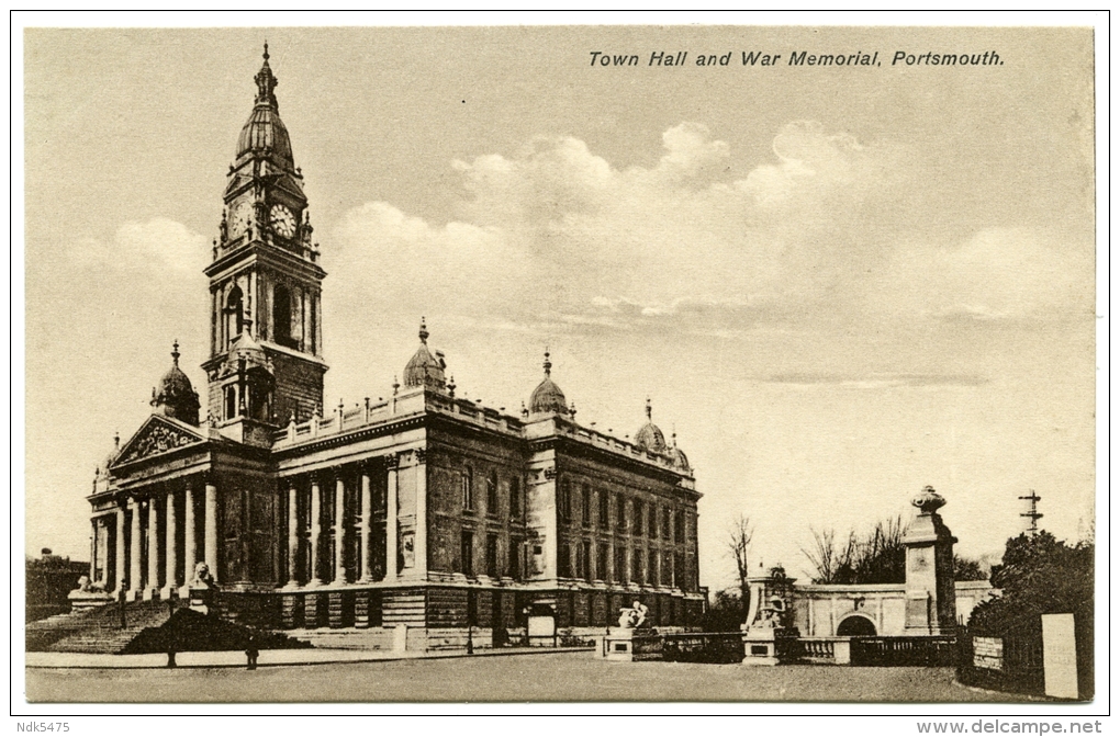 PORTSMOUTH : THE TOWNHALL AND WAR MEMORIAL - Portsmouth