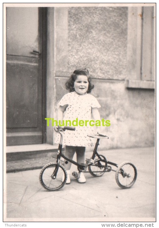 ANCIENNE PHOTO ENFANT FILLE VELO   ** VINTAGE AMATEUR  SHOT CHILD GIRL BIKE - Personnes Anonymes