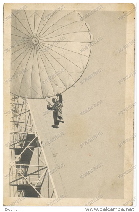 REAL PHOTO,Parachutist Jumps From The Crane At The Fair In Belgrade,sauts Parachutiste ,old Photo ORIGINAL - Parachutting