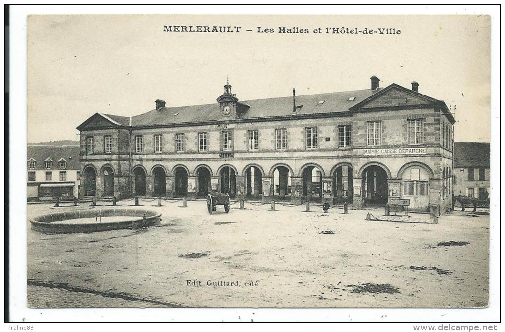 CPA -MERLERAULT -LES HALLES ET L' HOTEL DE VILLE -Orne (61) -Mairie, Caisse D' Epargne - Le Merlerault