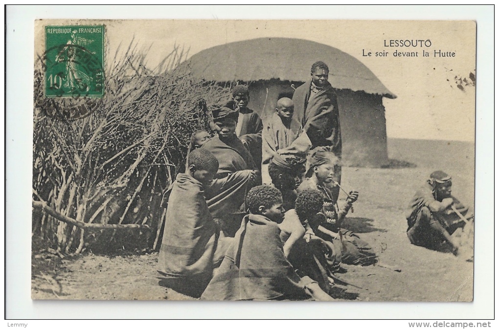 LESOTHO - LESSOUTO -  FAMILLE REUNIE DEVANT LA HUTTE - Lesotho