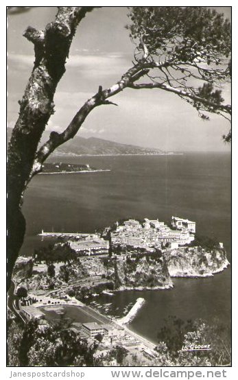 REAL PHOTO POSTCARD - MONACO - Le Rocher Et Vue Sur L'italie - With Mounted Mint Rainier III 0.30 Stamp - Tarjetas Panorámicas