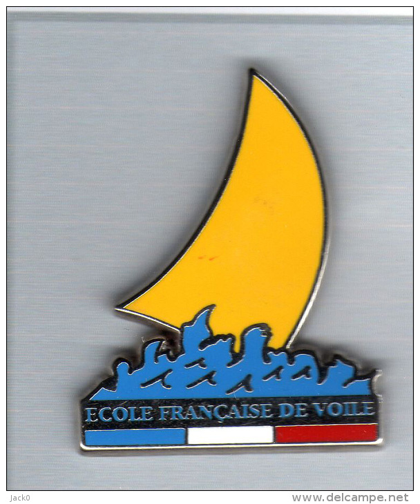 Pin´s  Sport, Bateau  VOILE,  Ecole  Française  De  Voile  Jaune  ( DECAT ) - Zeilen