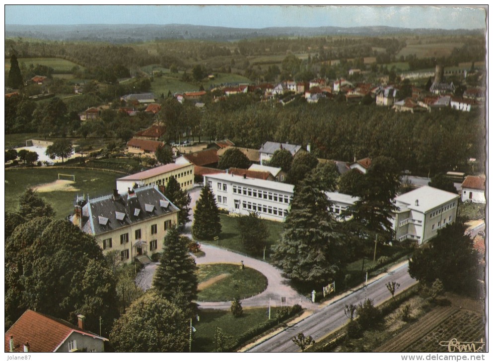 CPM  87      CHALUS        MAIRIE ET GROUPE SCOLAIRE        VUE AERIENNE - Chalus