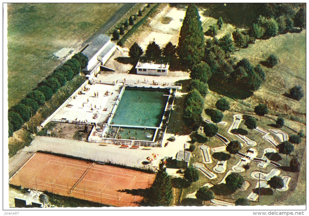 CPM  87      CHALUS       LA PISCINE ET LE GOLF      VUE AERIENNE - Chalus