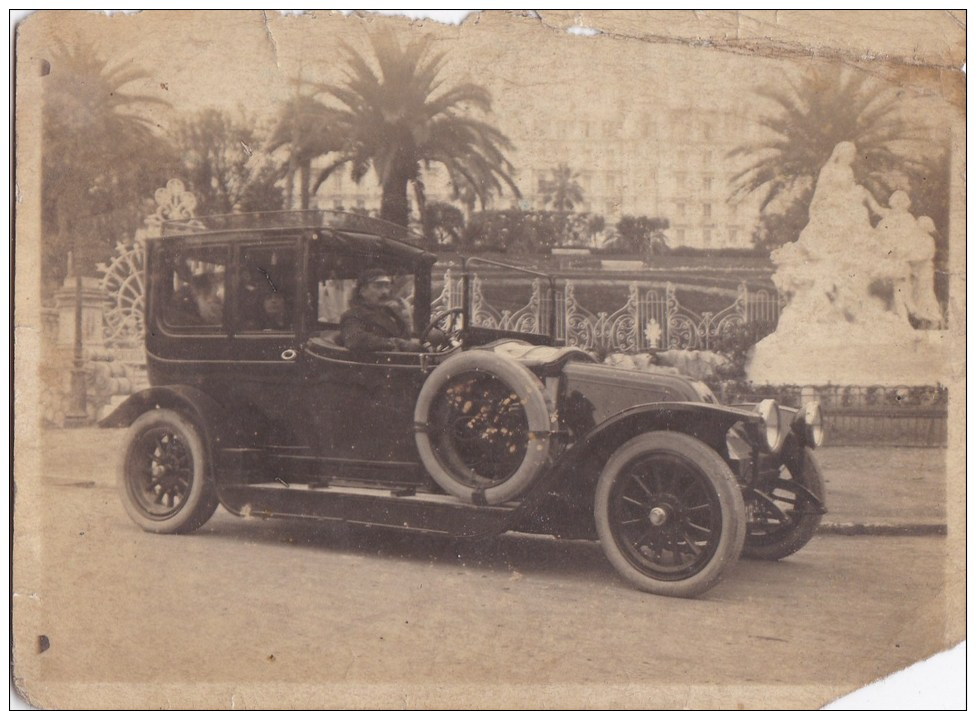 A2A Z35 ANCIENNE PHOTO NOIR ET BLANC HOMME DANS UNE VOITURE AUTO A IDENTIFIER VOIR PRISE A CUNIEZ NICE 1920 - Automobiles