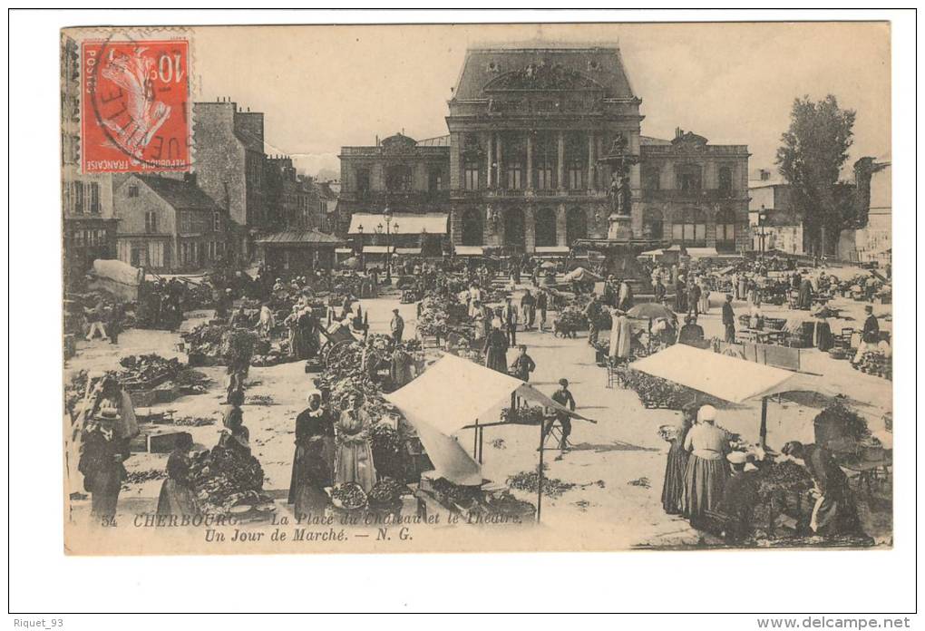 54 - CHERBOURG - La Place Du Château Et Le Théâtre. Un Jour De Marché - N.G. - Cherbourg