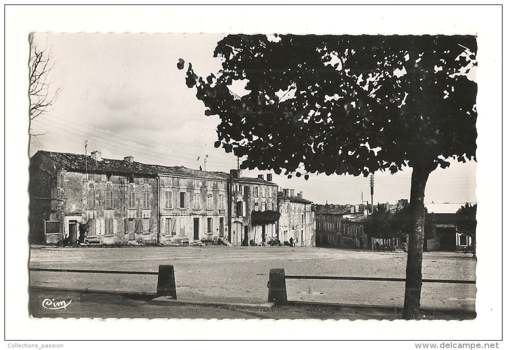 Cp, 79, Champdeniers, Place Du Champ De FOire - Champdeniers Saint Denis