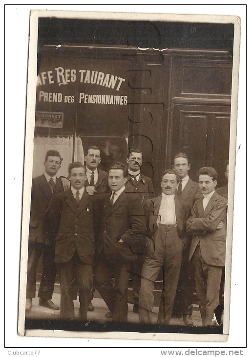 Paris 20ème  (75) : GP  Des Pensionnaires Du Café Restaurant Rue Ménilmontant Env 1920 (animée) PHOTOGRAPHIE RARE. - Arrondissement: 20