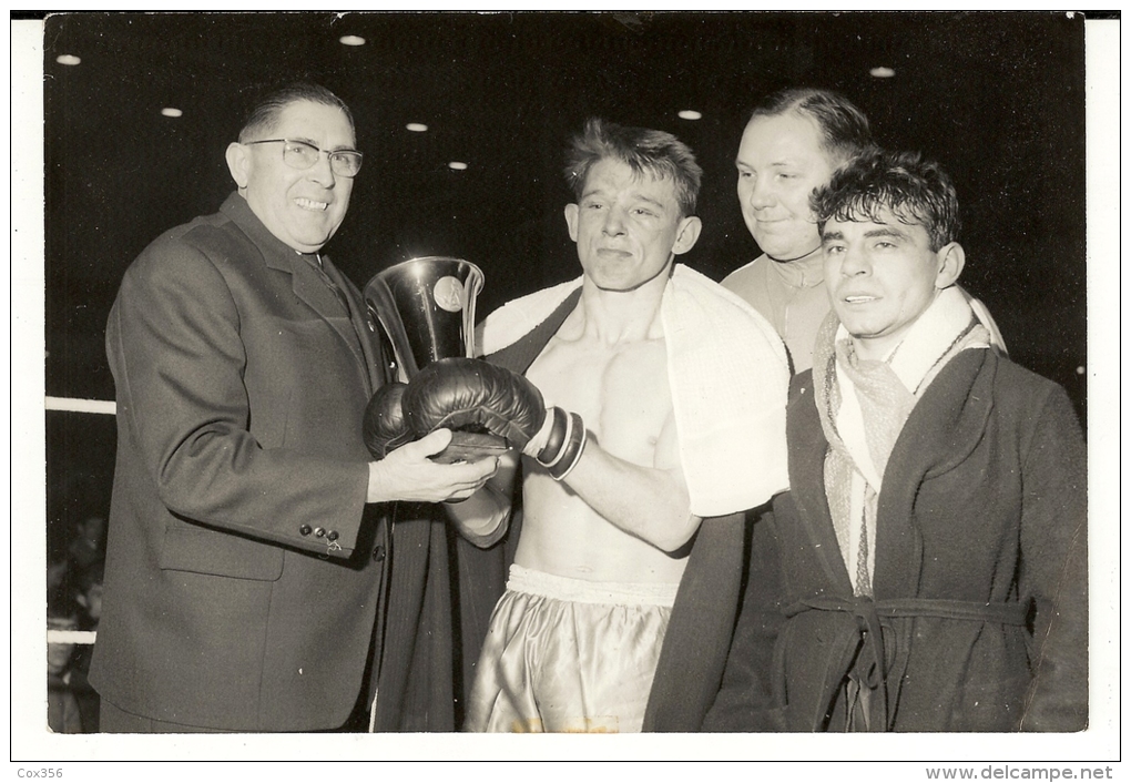 PHOTOGRAPHIE ARGENTIQUE Remise D'une Coupe Au Champion De Boxe . ( Boxeur A Identifier ) - Altri & Non Classificati