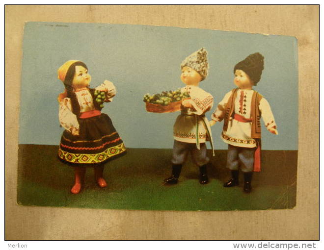 Moldova  - Dolls In  Moldavian  National Costumes    Romania ?   D109379 - Moldova