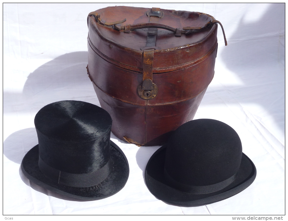Deux Chapeaux Dans Leur Boite De Transport En Cuir. Année 1934 - 1900-1940