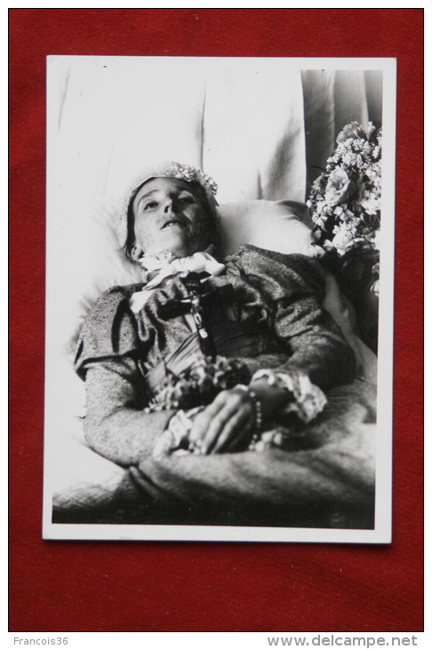Photo Provenant Du Musée De Chambéry  - Bernadette Soubirou ? Femme Morte -  Tirage Circa 1980 - Autres & Non Classés