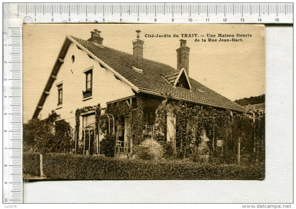 LE TRAIT -  Cité Jardin  -  Une Maison Fleurie De La Rue  Jean Bart - Le Trait