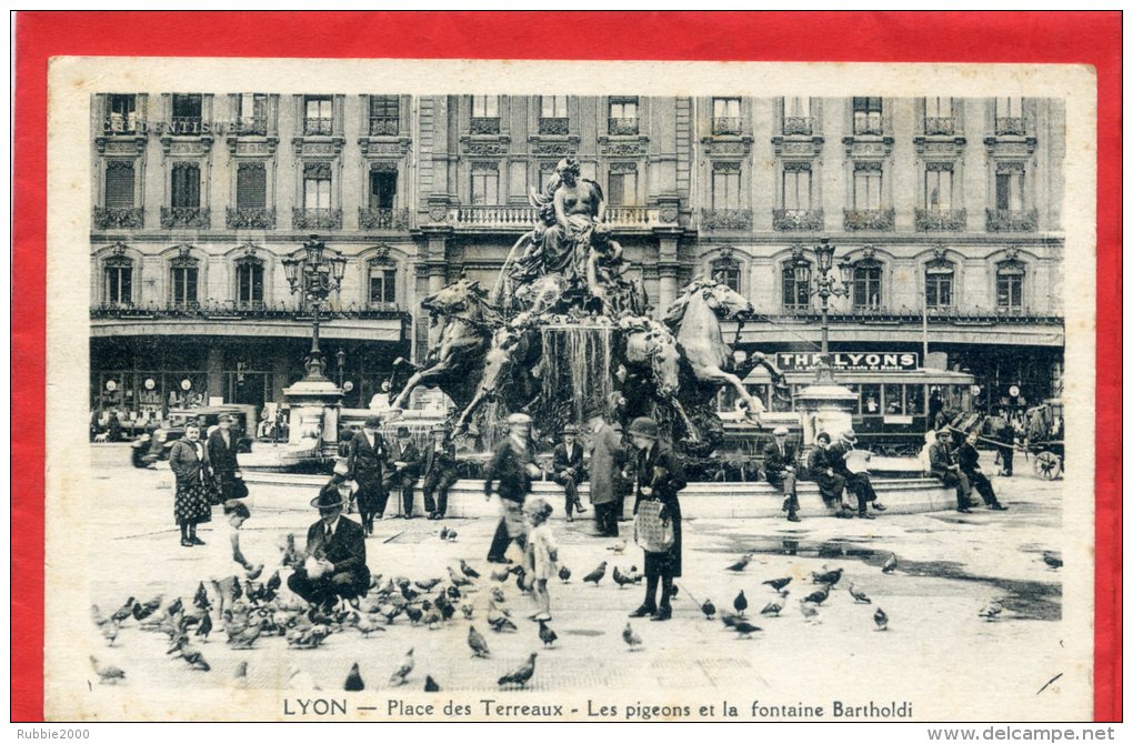 LYON PLACE DES TERREAUX LES PIGEONS ET FONTAINE BARTHOLDI TRAMWAY CARTE EN TRES BON ETAT - Autres & Non Classés