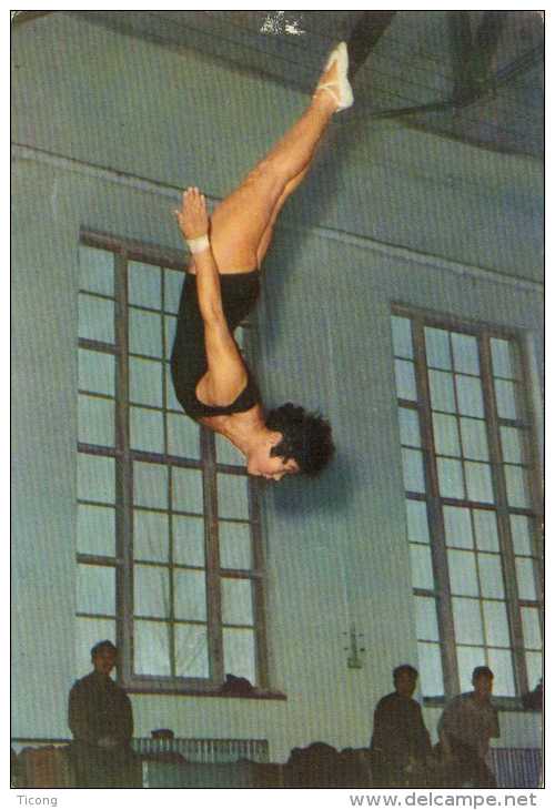 GYMNASTIQUE CARTE DES EDITIONS SPORTIVES DU PEUPLE PEKIN CHINE - SALTO ARRIERE A CORPS TENDU    ( VOIR LES SCANNERS ) - Gymnastique