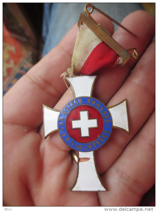 MEDAILLE - CROIX ROUGE - LA SUISSE ROMANDE - A N . D. DE LOURDES - VOIR PHOTOS - Religion & Esotérisme