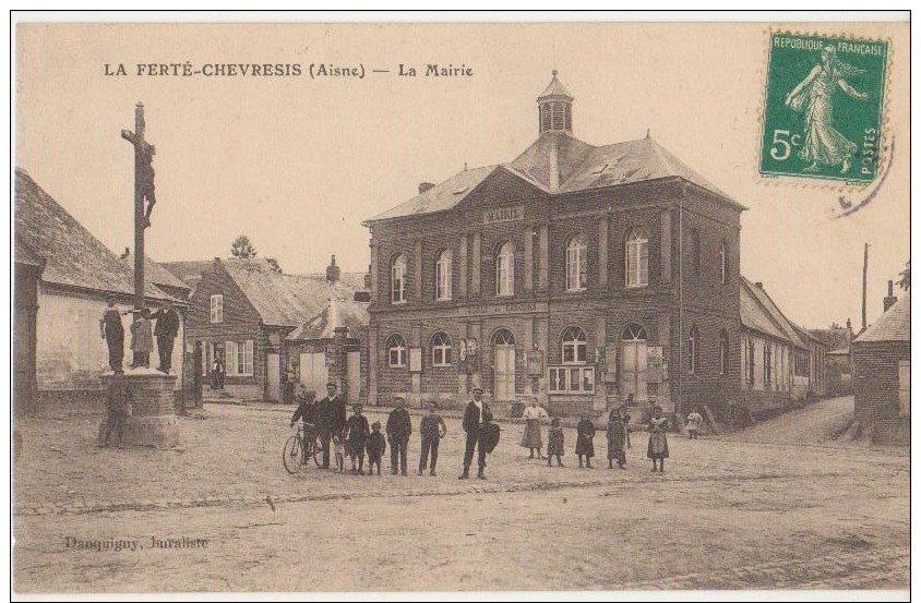 CPA 02 LA FERTE CHEVRESIS Mairie Croix Calvaire Animation 1910 - Other & Unclassified