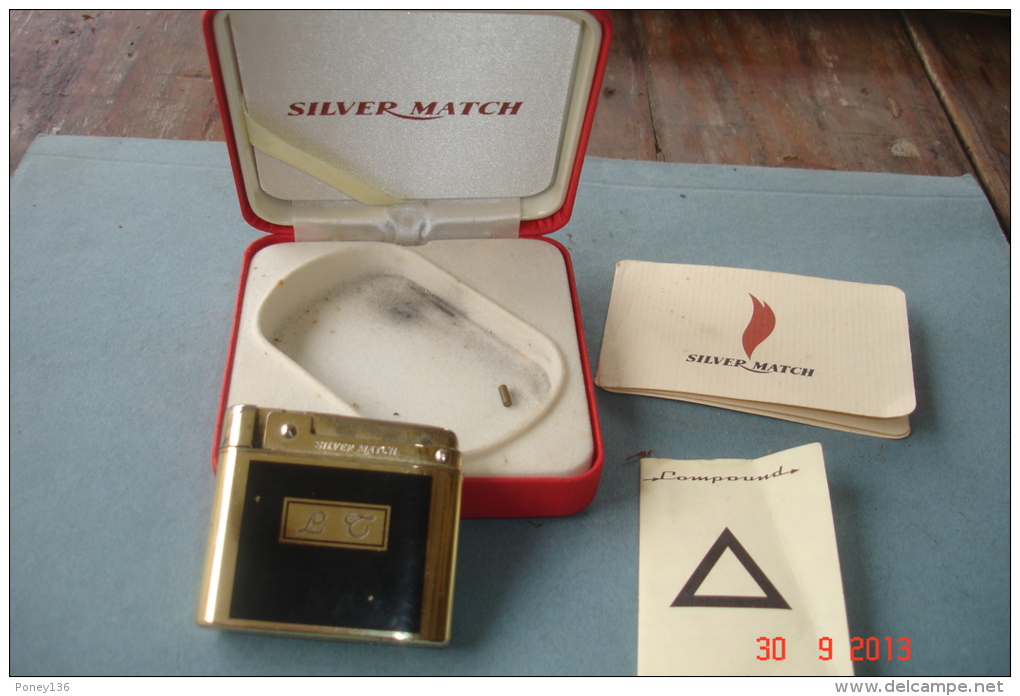 Briquet Sylver Match  Essence Dans Son écrin .Etat De Marche .Acier Et Laque Noire  .Monogramme L.T En Anglaises - Andere & Zonder Classificatie