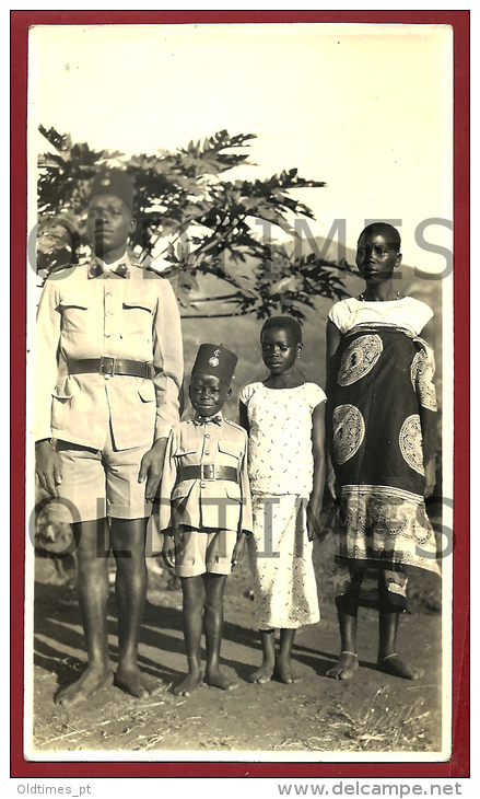 MOCAMBIQUE - COSTUMES - FAMILIA DE UM MILITAR - 1950  REAL PHOTO - Africa