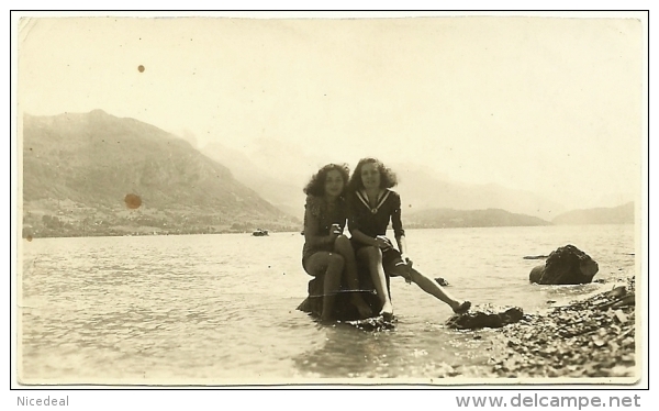 Ancienne Photo Amateur N&B 2 Demoiselles Jeunes Filles Plage Berge Lac D’Annecy Face Nord Haute-Savoie 1947 Papier Velox - Anonyme Personen