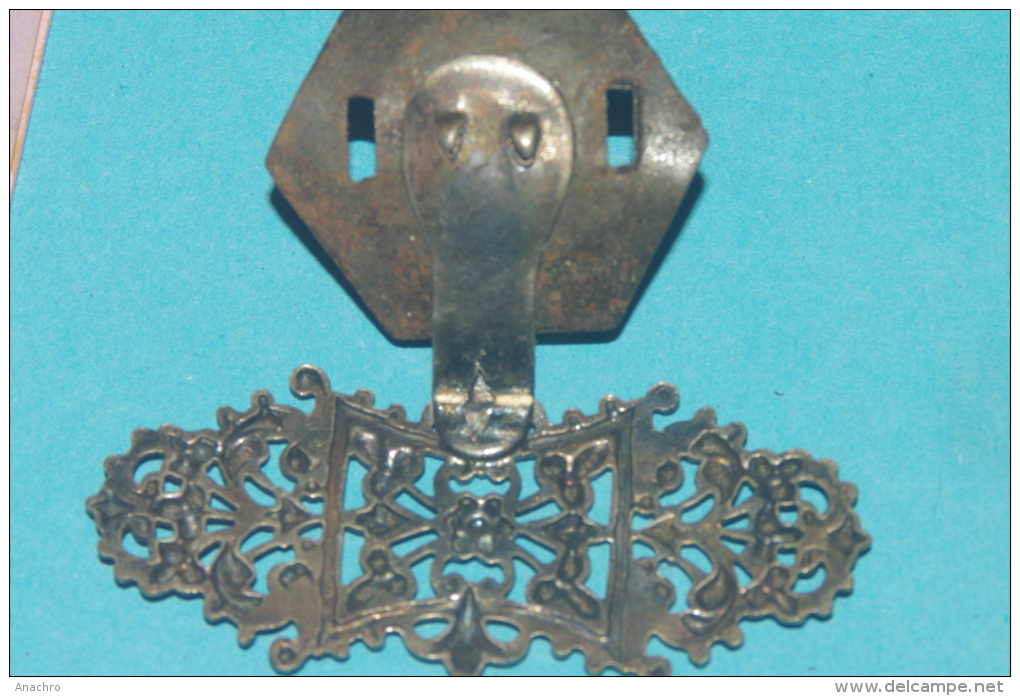 BROCHES  Anciennes FERMOIRS  Pièces Pour Réparation DENTELLE METAL FLEUR DE LYS - Broschen