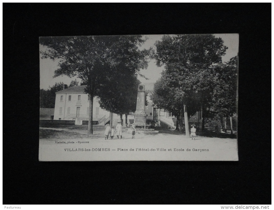 Villars - Les - Dombes:  Place De L ' Hôtel De Ville Et L ' Ecole De Garçons. - Villars-les-Dombes