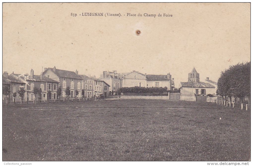 Cp , 86 , LUSIGNAN , Place Du Champ De Foire - Lusignan