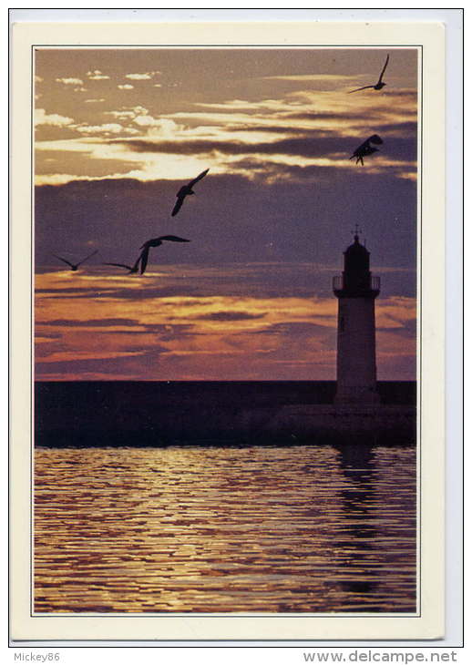Coucher De Soleil Autour Du Phare ,cpm N° 698-M  éd Marcou - Lighthouses