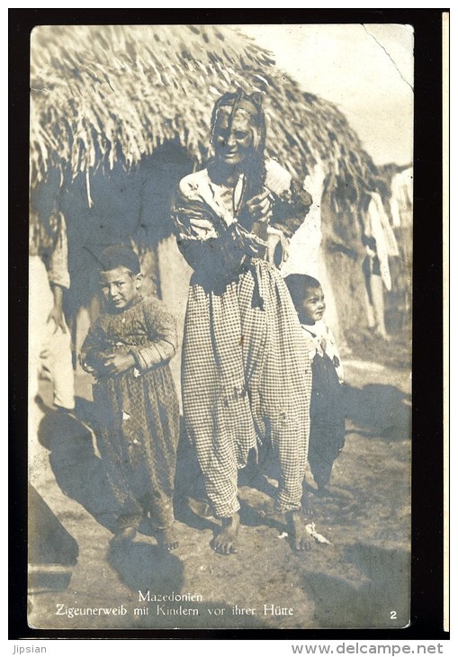 Cpa Carte Photo De Serbie Mazedonien Zigeunerweib Mit Kindern Vor Ihrer Hütte       MABT38 - Serbie