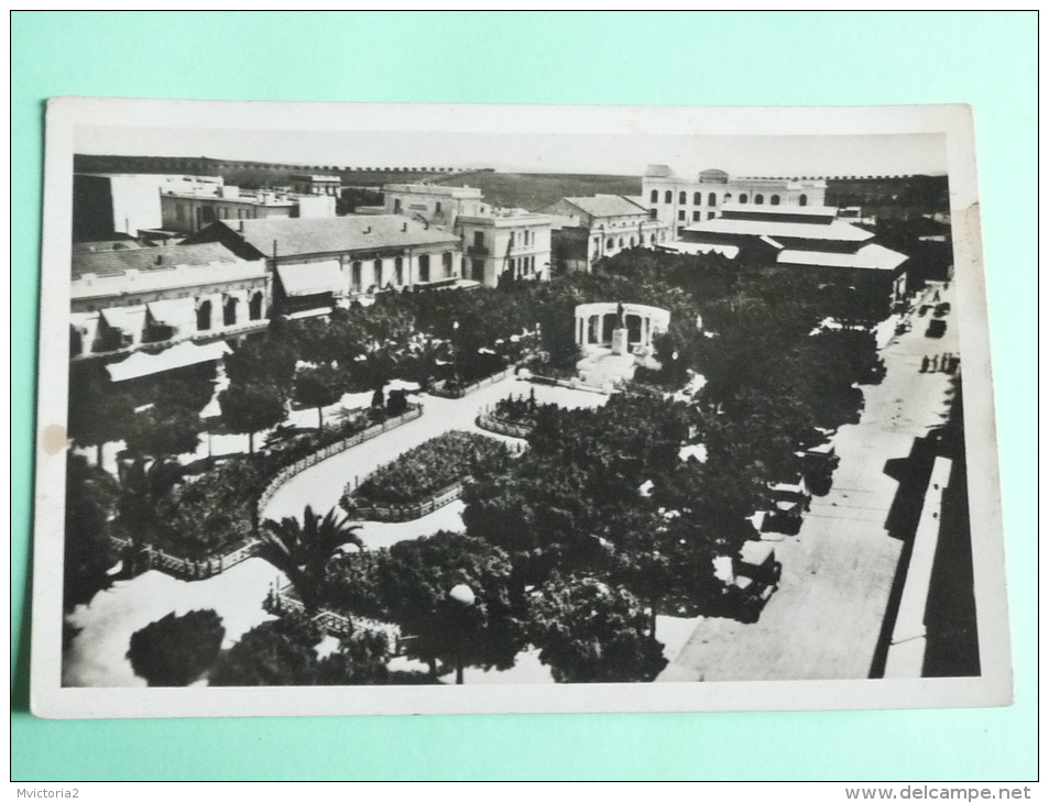 AIN TEMOUCHENT - Place GAMBETTA, Et Monument Aux Morts - Blida