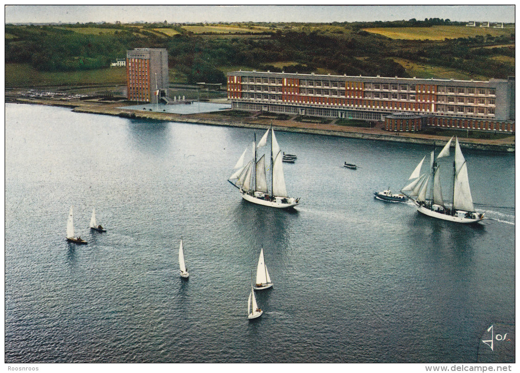 CP LANVEOC POULMIC 29 FINISTERE -  L'ETOILE ET LE BELLE POULE DEVANT L' ECOLE NAVALE - Autres & Non Classés