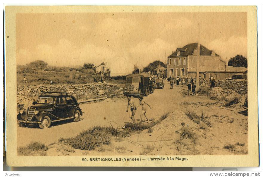 85 Brétignolles Arrivée à La Place, Auto Ancienne Camion Ancien - Bretignolles Sur Mer