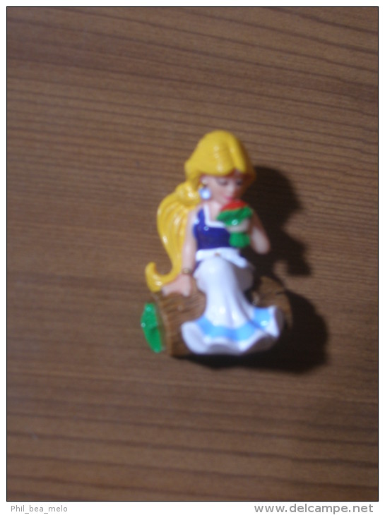 ASTERIX ET LES ROMAINS - FIGURINE KINDER 2003 - SERIE FRANCAISE - FALBALA - Astérix