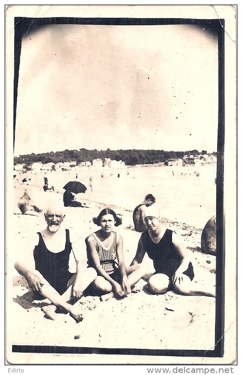 Photo Carte - à La Plage - Photo De Famille - Un Peu Sale - Fotografia