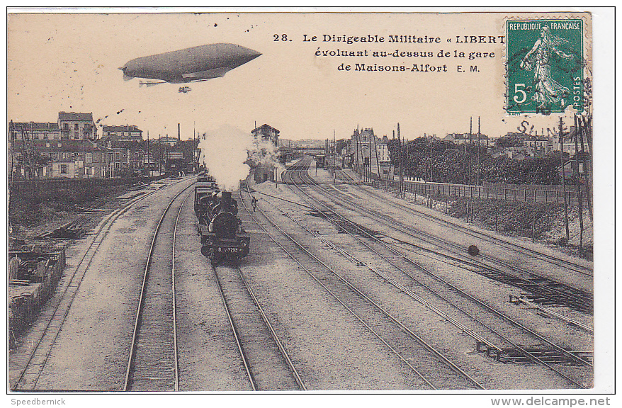 21972 Maisons Alfort France, Dirigeable Liberté Au Dessus De La Gare -28 EM , Train Vapeur - Dirigeables