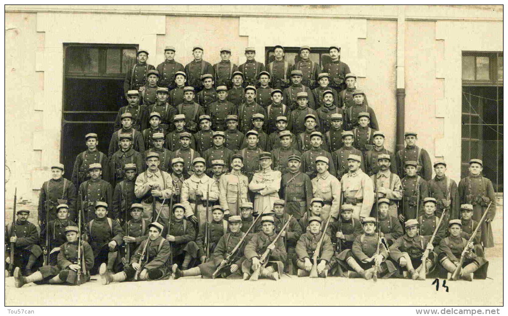 UN IMPORTANT GROUPE DE MILITAIRES..... - CARTE-PHOTO ANIMEE A IDENTIFIER. - Autres & Non Classés