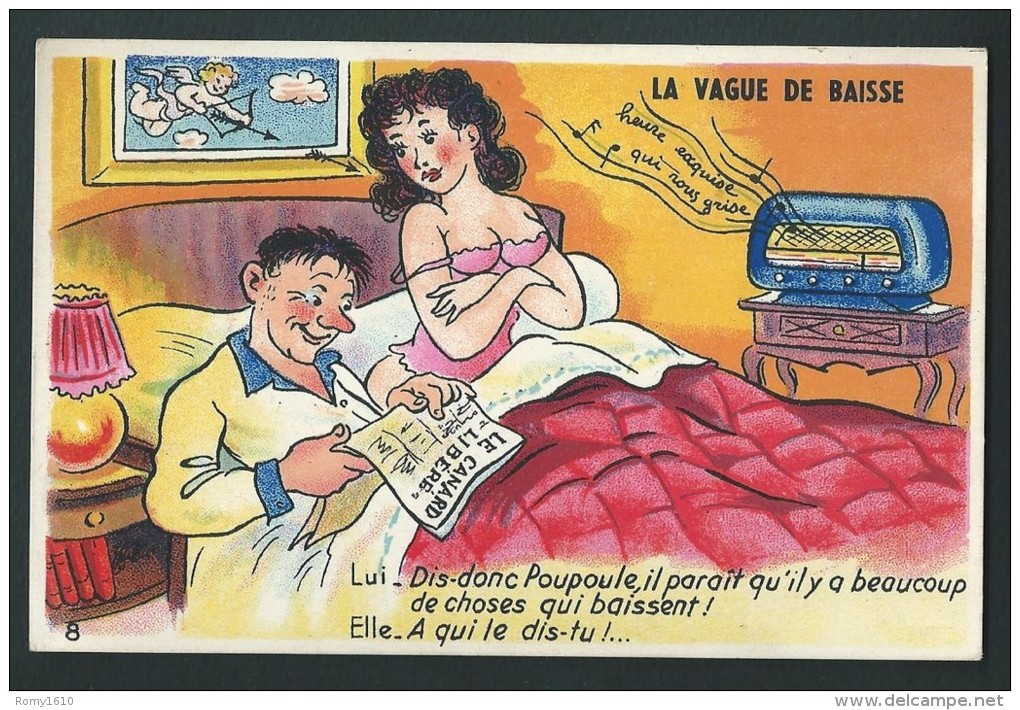 Jeune Couple Au Lit.  La Vague De Baisse..... Elle écoute La Radio, Lui, Il Lit Le Journal. - Humor