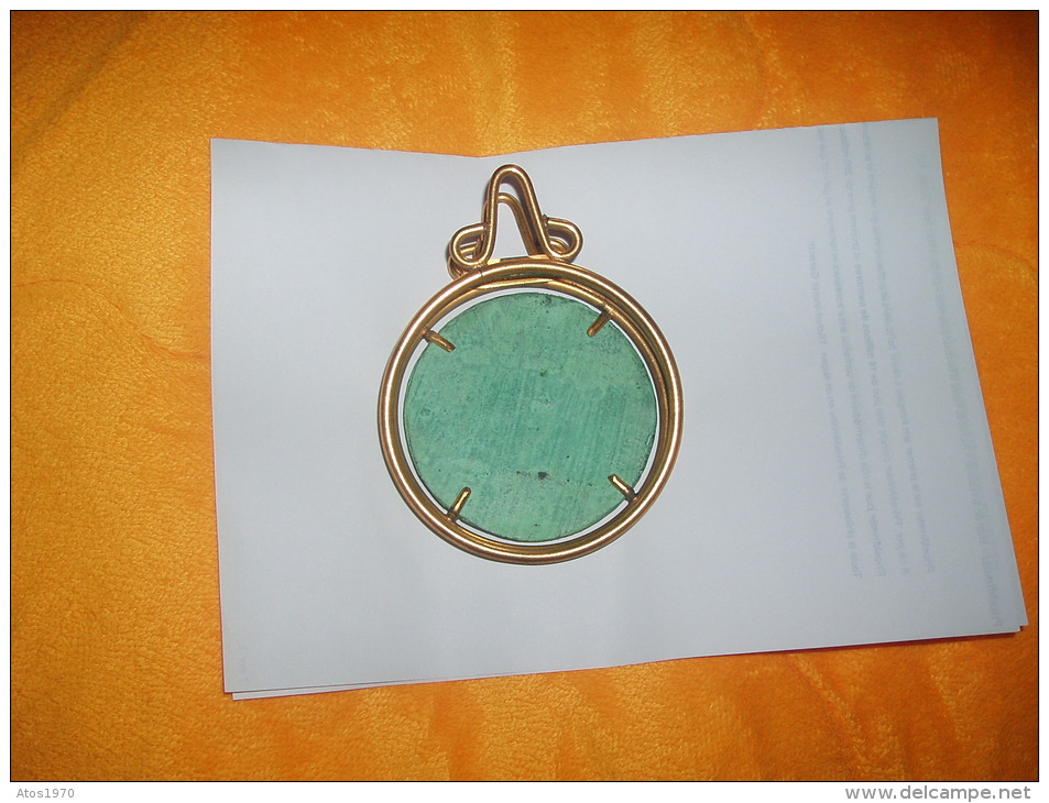 GRANDE PINCE A PAPIER ?. / A IDENTIFIER. / AU CENTRE REPRODUCTION D UNE MEDAILLE ANCIENNE / DATE  A DETERMINER. - Autres & Non Classés