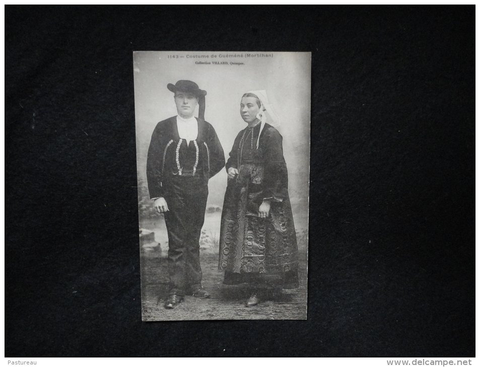 Avant 1903. Guémené : Couple . Coiffe Et Costume - Guemene Sur Scorff