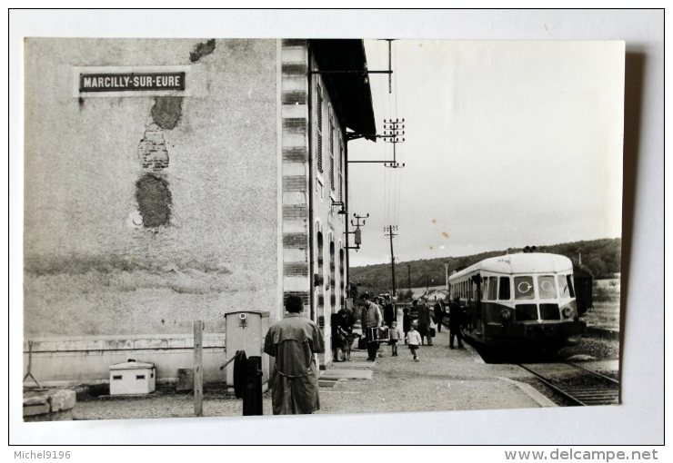 Photo Autorail  En Gare De MARCILLYsur EURE Dernier Jour 30/6/69 Col Schnabel - Gares - Avec Trains