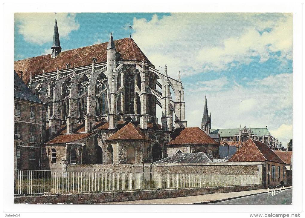 CPM - CHARTRES (28) Le Chevet De L'église Saint-Pierre, à Droite La Cathédrale - Chartres