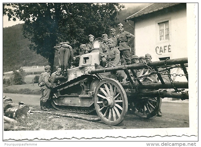 Photo Char Français FT 17 Abandonné + Soldats Allemands Armées De L'est Panzer Tank France 1940 TOP WW2 - Guerra, Militari