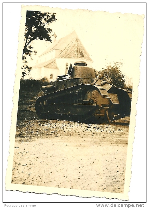 Photo Char Français FT 17 Abandonné Devant Une église Détruite Panzer Tank France 1940 TOP WW2 - Guerra, Militari