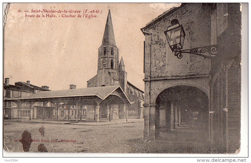 SAINT-NICOLAS-de-la-GRAVE: Place De La Halle. Clocher De L'Eglise - Saint Nicolas De La Grave