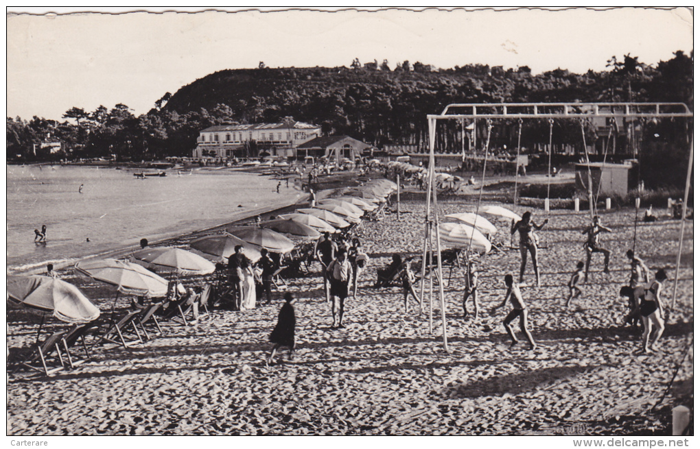 Carte Postale Ancienne,83,var,CAVALAIRE SUR MER,IL Y A + 60 ANS,PLAGE,TOBOGGAN,ENFANTS HEUREUX,PARASOL - Cavalaire-sur-Mer