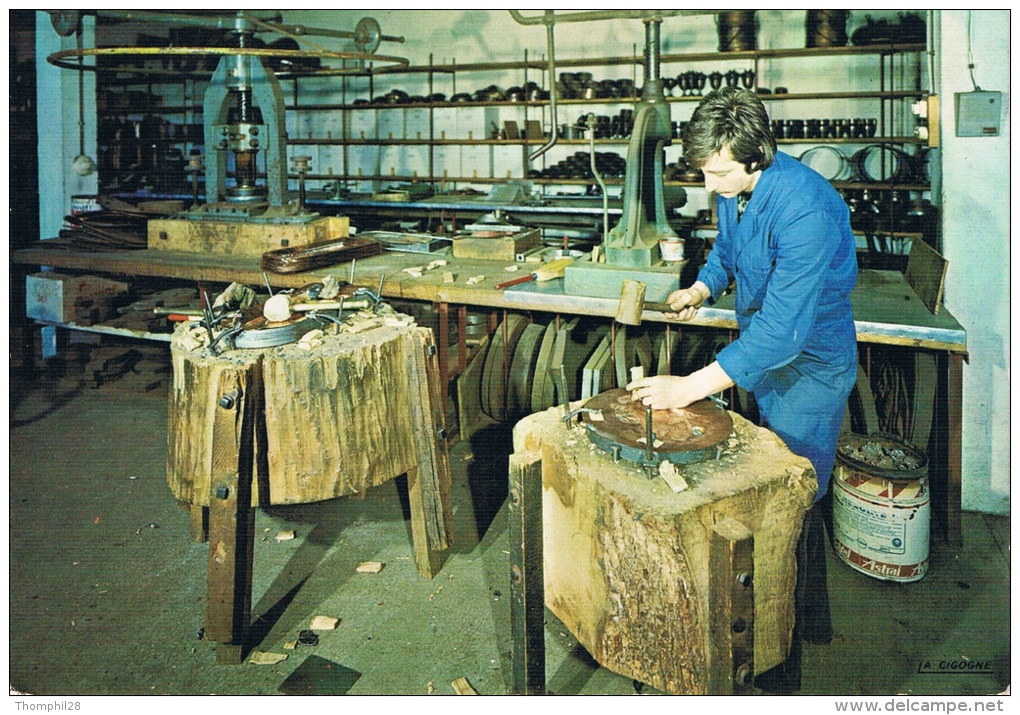 VILLEDIEU LES POELES - "Artisanat Du Cuivre" Atelier DELALANDE - Ouvrier Au Travail (martelage) - Circulée 1980, 2 Scans - Villedieu